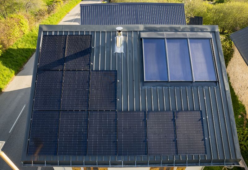 Toit avec panneaux photovoltaiques dernière génération en cours d'installation par Alpesphotons
